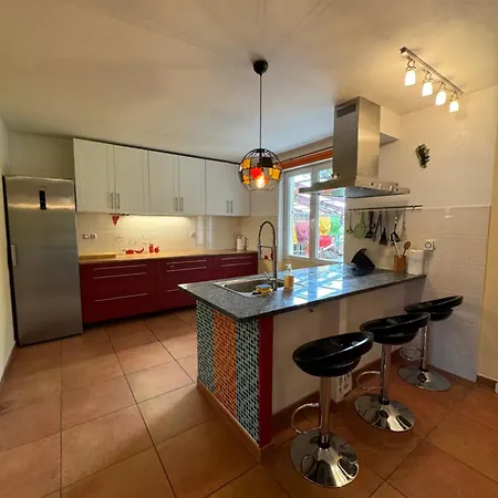 Domov Pro 8 Hostu Ve Meste Villa